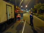 運匠送貨完畢遇拋錨卡路中  警所長見狀「這動作」助解圍