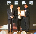 各校家長會長等團體和個人，王縣長授證。（照片縣府提供）