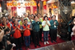 民進黨總統候選人賴清德（前排中）到員林鎮興廟參拜。（照片陳素月競辦提供）