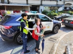 身障老婦人路口迷航  熱心霧警護送返家