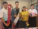 克服聽力障礙，永靖高工製圖科校友張丞瑨（左2），勇奪﹁法國國際技能大賽﹂金牌，雙親和姐姐甚感欣慰。（照片記者周為政攝）