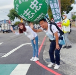 廖芝晏陪同謝志忠站路口  展現綠營大團結氣勢