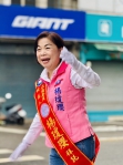 立委楊瓊瓔偕同台中市議員陳本添站路口拜票