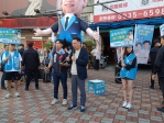 國民黨副總統候選人趙少康首次到台中東區街頭幫立委參選人羅廷瑋站路口拜票