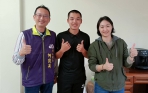 縣府勞工處長（左）關懷金牌國手洪慶桐就業動向。（照片縣府提供）
