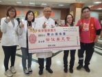 員生醫院院長郭武憲（右3），代表員榮醫療捐15萬元認助10名孤老常年經費。（照片記者周為政攝）