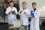 大葉工學院長李清華（中）師生，研發成功「含鋰不斷電系統回收」。（照片大葉提供） 　