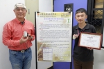 大葉資工系主任蔡渙良（左）師生開發的產品獲獎。（照片大葉提供）