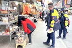 北港警防攤販佔道　促合法停車保平安