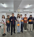 祝賀38婦女節  清水警分局長溫馨贈玫瑰及香氛皂禮盒