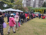 植樹節綠化月，員林市公所送樹苗，市民排隊領取（照片記者周為政攝）