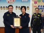 女警鄭伊汝（左2）、李昕怡（右），獲選全縣「查尋失蹤人口」第1名和第4名殊榮，由縣警局長（左）表揚。（照片警方提供）。