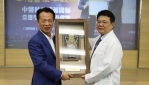 吳清源獲中醫華佗及國家創新獎　翁章梁至嘉義長庚表彰雙項醫療貢獻