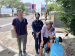 失智老翁騎車外出迷路，林厝派出所美女警察吳依潔（左2）協助找到家人。（照片警方提供） 　
