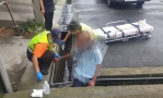 老翁虛弱跌落水溝路人報警　警察及救護員急援保住一命