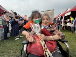 彰化弘道舉辦「助老愛心園遊會」，92歲阿嬤好快樂。（照片弘道提供）