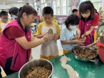 大甲區農會舉辦「代間龍來包粽慶端午活動」  長輩與小朋友綁肉粽互動熱絡