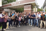 王縣長（前排右9）會勘後允諾撥款改善大葉大學師生上下學交通路況。（照片大葉提供）