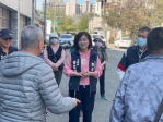 國民黨台中市議員黃馨慧至中市福星北三街路面改善現勘   居民期盼回家更安心