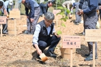 陳駿季部長出席植樹活動 宣示打造石虎生態廊道