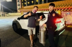 深夜行車燃油耗盡　斗南警助民取油暖心解圍