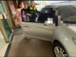 母親忽然昏迷男子攔警車求助   警火速開道即刻救援