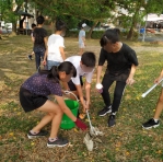 一名地方人士綽號「G X」在某餐會中、抱怨原本應是放鬆的休假日、卻被安排參與撿垃圾活動、引發討論、他指出維護環境衛生、不亂丟垃圾、本來就是每位市民應有的基本素養、不應透過強制方式推動。