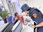遊民路邊吃餿水  霧峰警協助果腹展現關懷精神