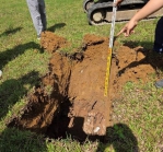 新竹市草皮下的秘密再一樁？華德福校園挖出廢棄物   市府疑棒球場廠商所為   已提刑事告訴