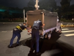 半夜小貨車拋錨路中央  太平警熱心推車助解圍