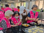 謙和賀日照中心攜手中臺科大食科系辦中秋手作體驗長輩自製月餅笑容滿盈