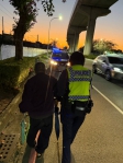 視警局服務為榮耀！8旬迷途翁隨身攜帶「泛黃舊證」 暖警護送前輩平安返家