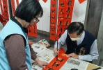 任職十屆、三十七年的里長洪正義寫千幅春聯送里民做公益