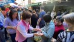 國民黨台中市長初選參選人、立委楊瓊瓔小年夜掃街人氣旺   攤商齊送菜頭、青蒜、鳳梨滿滿祝福