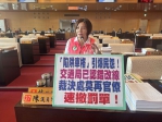 中市議員陳雅惠質詢汽車格與機車區緊貼、標線斑駁不清問題