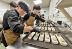 弘光科大《Formosa 75°》餐會  「米其林10星」的主廚聯手指導  45名大三學生翻轉當令食材美味
