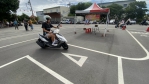 大雅機車下鄉考照128人應試  18歲雙胞胎同天應試、77歲嬤拚二度路考