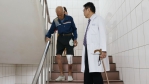 父親節前夕最棒禮物　93歲翁換人工膝關節重拾行動力