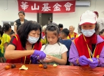 中秋前夕暖爆！雲林幼兒牽長輩做月餅　華山送500份愛心禮