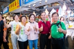 登記後首日走進建國市場　民進黨台中市長候選人何欣純：與台中市民生活日常結伴同行