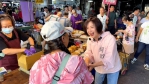 送上好彩頭！民進黨台中市長候選人、立法委員何欣純太平市場拜票  重申老人健保持續補助不變