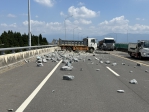 驚險！大卡車失控撞護欄翻覆　廢棄物滿地再釀撞警車