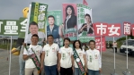 陳喜妃一早就站在南科區議員站路口向大家問安