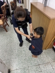 幼童上身赤裸光腳夜出尋父迷途清水女警幫披「帥氣警察制服」護身尋獲家人