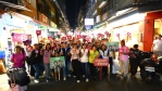 逢甲夜市夜晚很「欣」潮！民進黨台中市長候選人、立法委員何欣純連假首夜拜訪　支持者搶拍合照
