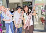 洋流飄帶發放吸引民眾到場　小小孩支持「怡萱姐姐」，寄託豐后未來期盼