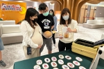 準爸爸挺「南瓜孕肚」挑戰育兒任務！國泰台南產後護理之家   萬聖節派對趣味登場